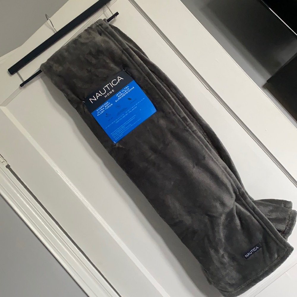 NWT Nautica ultra soft plush throw blanket
